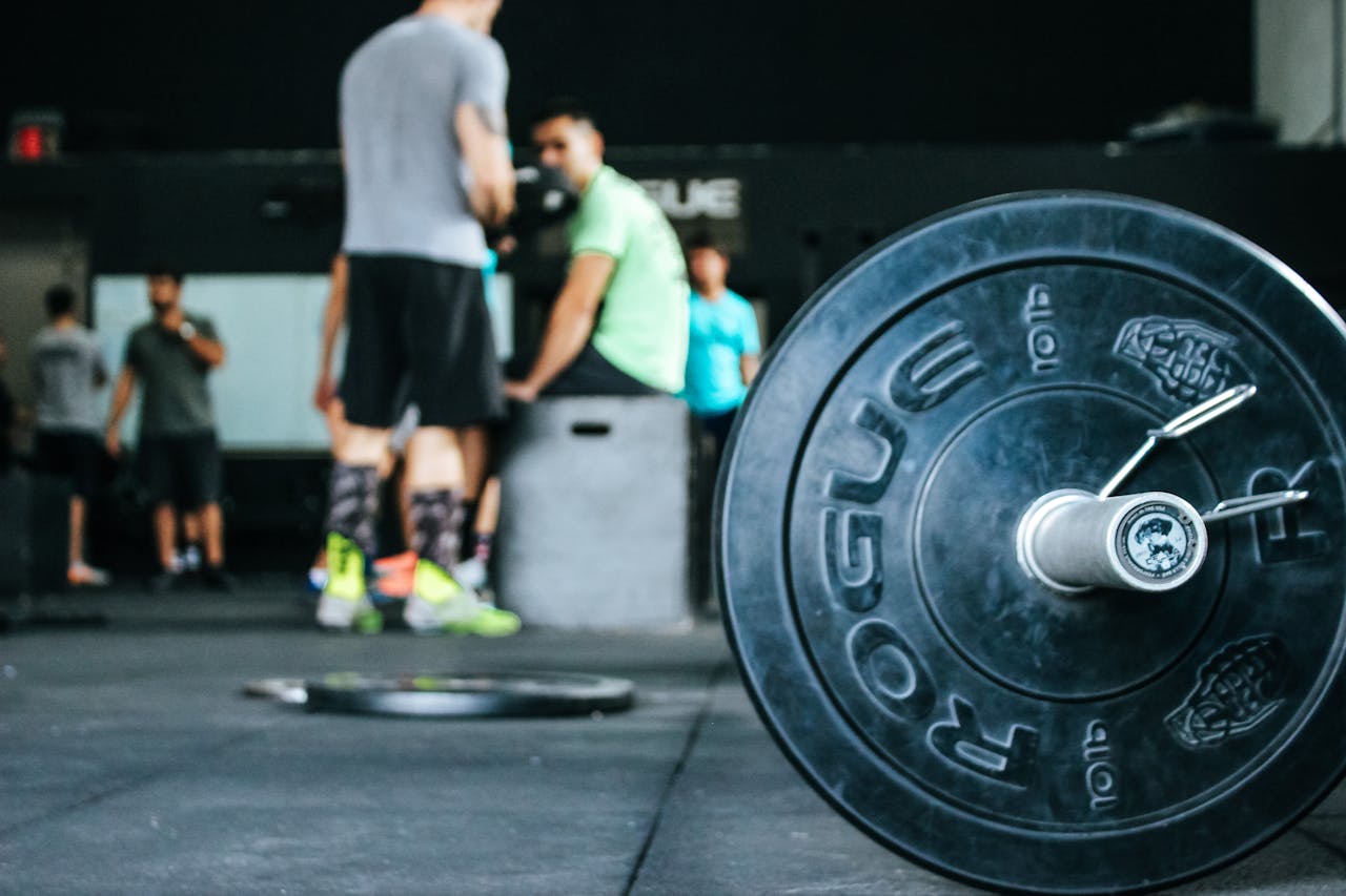 gallery-2 Energetic gym environment showcasing weightlifting equipment and active individuals.